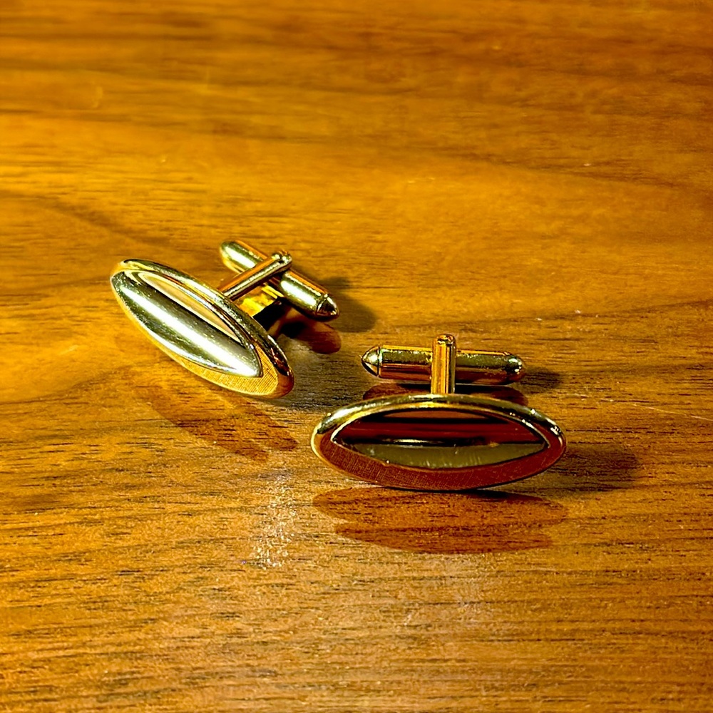 Vintage SWANK gold-tone cuff links 🔗 great mid-century mod styling ✨👀